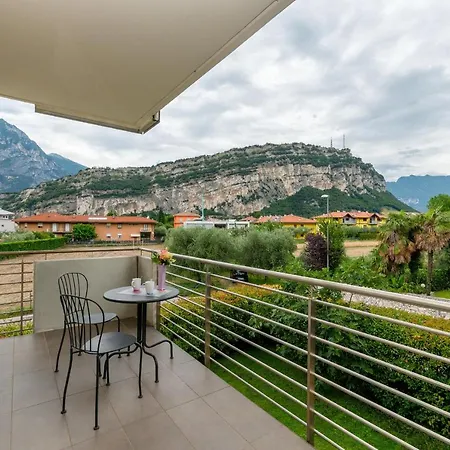 Torbole Relax, Pool & Balcony Apartmán *